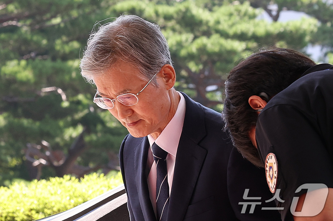 (서울=뉴스1) 박지혜 기자 = 조희대 대법원장이 3일 서울 서초구 대법원 청사로 출근하고 있다.조 대법원장은 지난달 30일 부친상을 당해 2일까지 출근하지 않았다. 2026.9. …