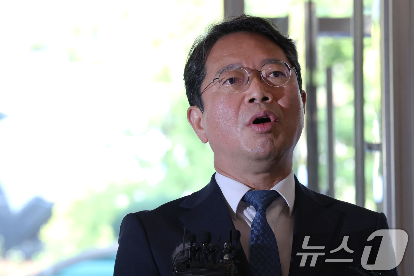 (서울=뉴스1) 이광호 기자 = 김승원 법무부 장관 후보자가 3일 오전 서울 종로구 적선현대빌딩에 마련된 인사청문회 준비사무실로 출근하며 취재진 질문에 답하고 있다. 2026.9. …