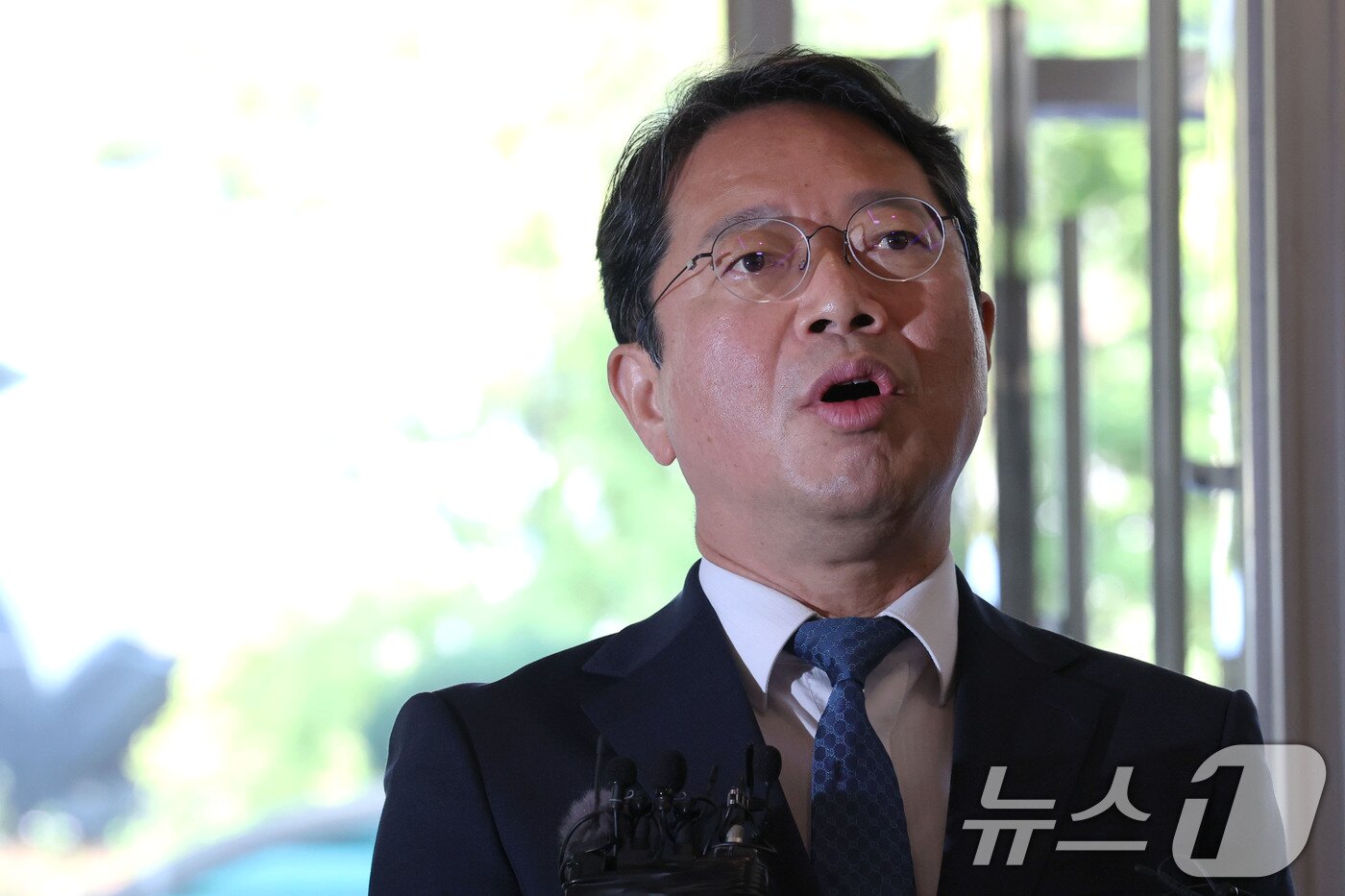 본문 이미지 - 김승원 법무부 장관 후보자가 3일 오전 서울 종로구 적선현대빌딩에 마련된 인사청문회 준비사무실로 출근하며 취재진 질문에 답하고 있다. 2026.9.3 ⓒ 뉴스1 이광호 기자