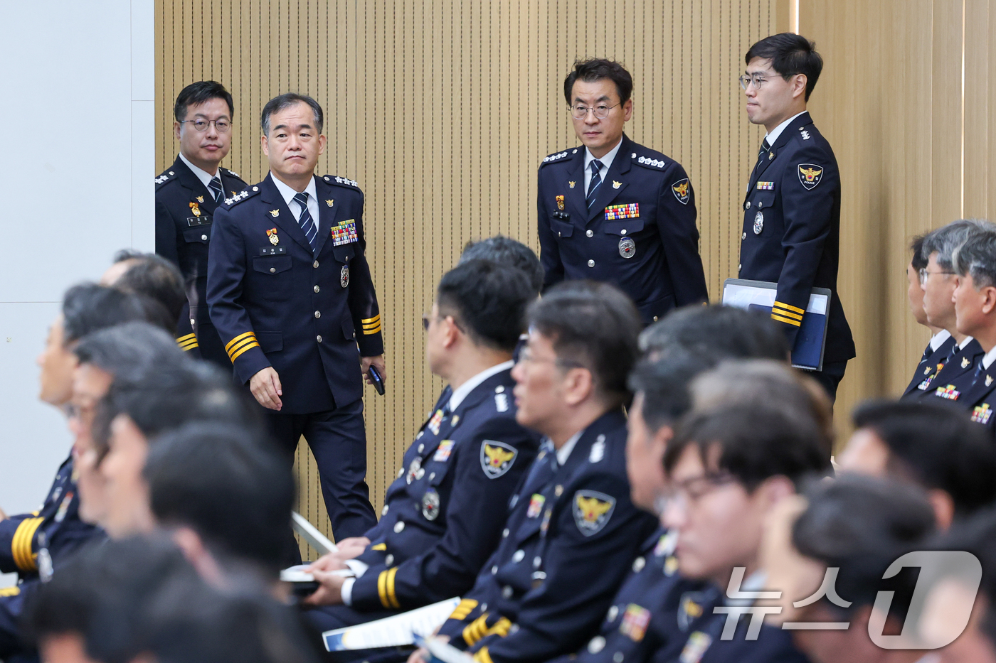 (서울=뉴스1) 안은나 기자 = 김종철 신임 경찰청장 직무대행(경찰청 차장)이 3일 서울 서대문구 경찰청에서 열린 전국 경찰 지휘부 회의에 입장하고 있다. 2026.9.3/뉴스1