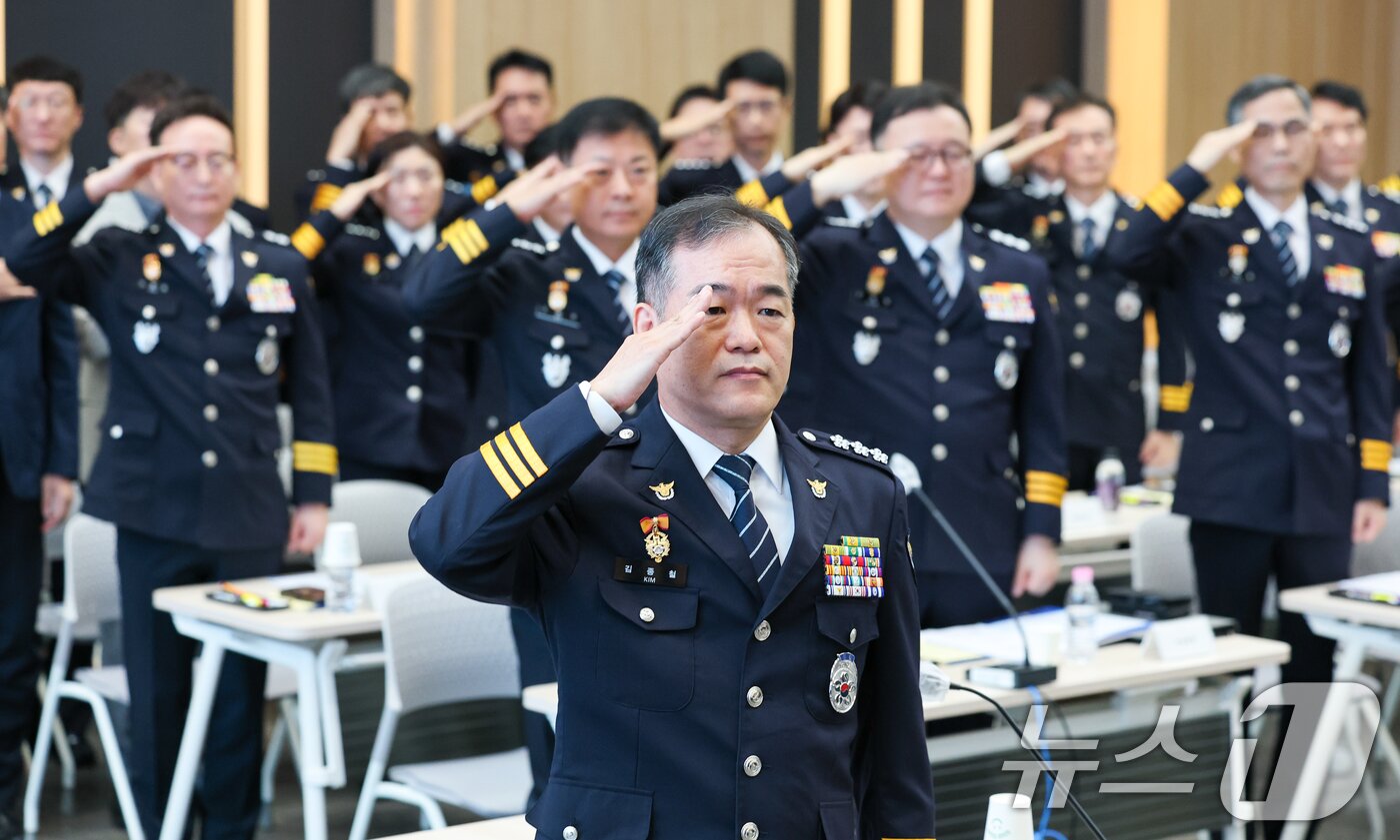 본문 이미지 - 김종철 신임 경찰청장 직무대행(경찰청 차장)이 3일 서울 서대문구 경찰청에서 열린 전국 경찰 지휘부 회의에서 국민의례를 하고 있다. 2026.9.3 ⓒ 뉴스1 안은나 기자