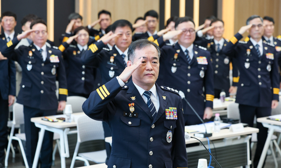 국민의례하는 김종철 신임 경찰청장 직무대행