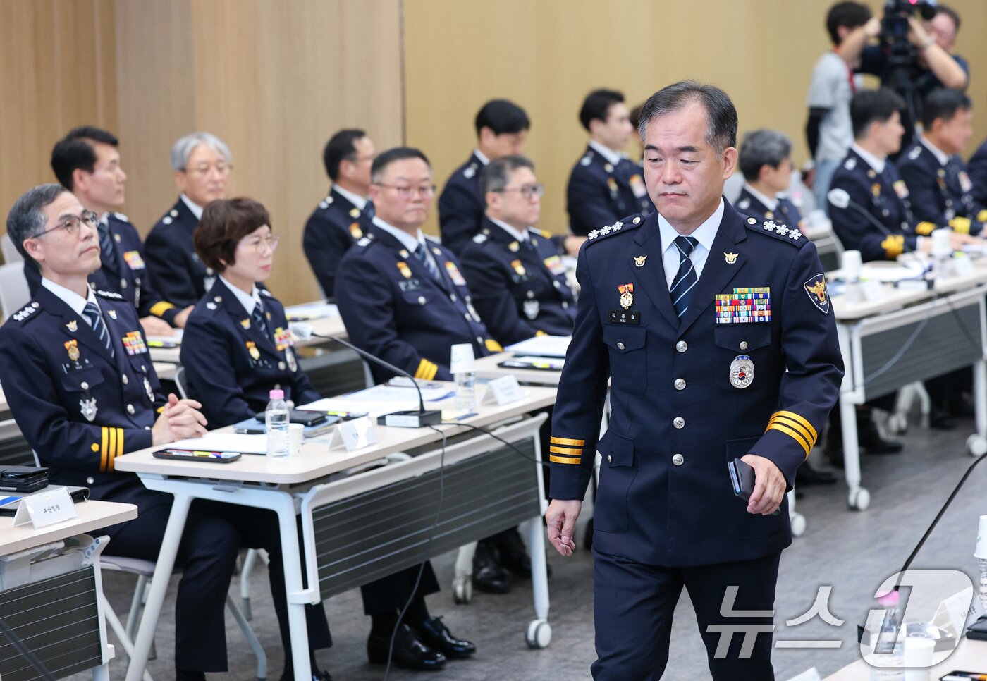 본문 이미지 - 김종철 신임 경찰청장 직무대행(경찰청 차장)이 3일 서울 서대문구 경찰청에서 열린 전국 경찰 지휘부 회의에 입장하고 있다. 2026.9.3 ⓒ 뉴스1 안은나 기자
