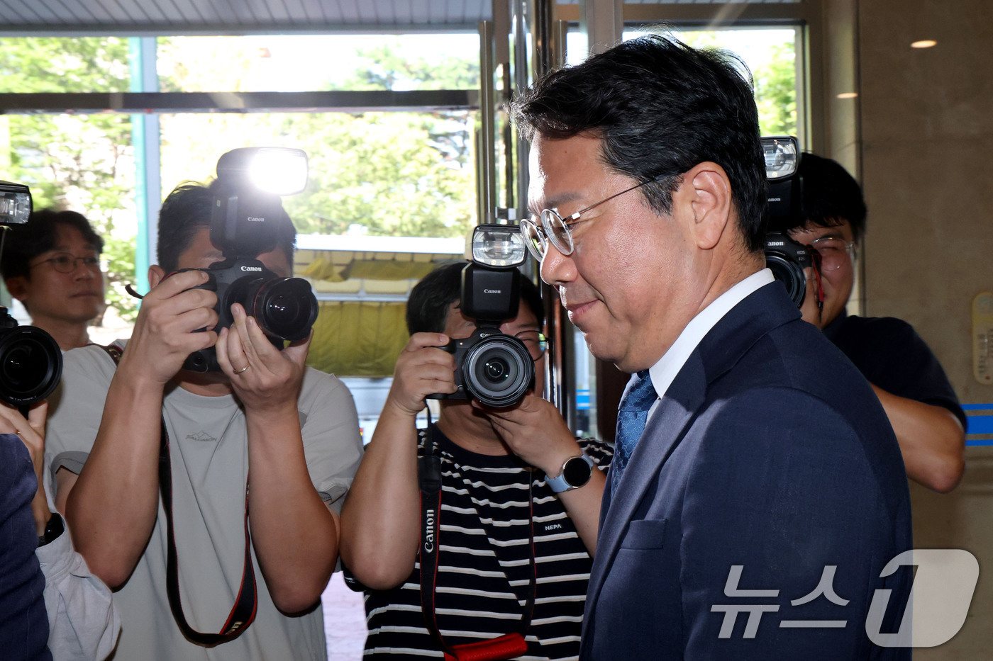 (서울=뉴스1) 이광호 기자 = 김승원 법무부 장관 후보자가 3일 오전 서울 종로구 적선현대빌딩에 마련된 인사청문회 준비사무실로 출근하고 있다. 2026.9.3/뉴스1