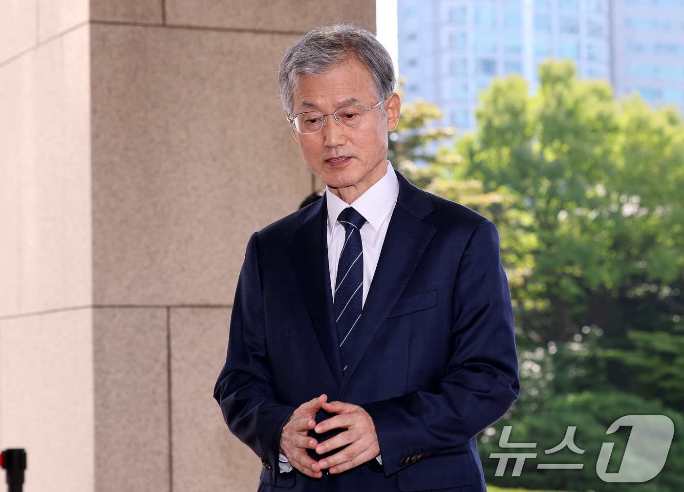 (서울=뉴스1) 박지혜 기자 = 조희대 대법원장이 3일 서울 서초구 대법원 청사로 출근하고 있다.조 대법원장은 지난달 30일 부친상을 당해 2일까지 출근하지 않았다. 2026.9. …