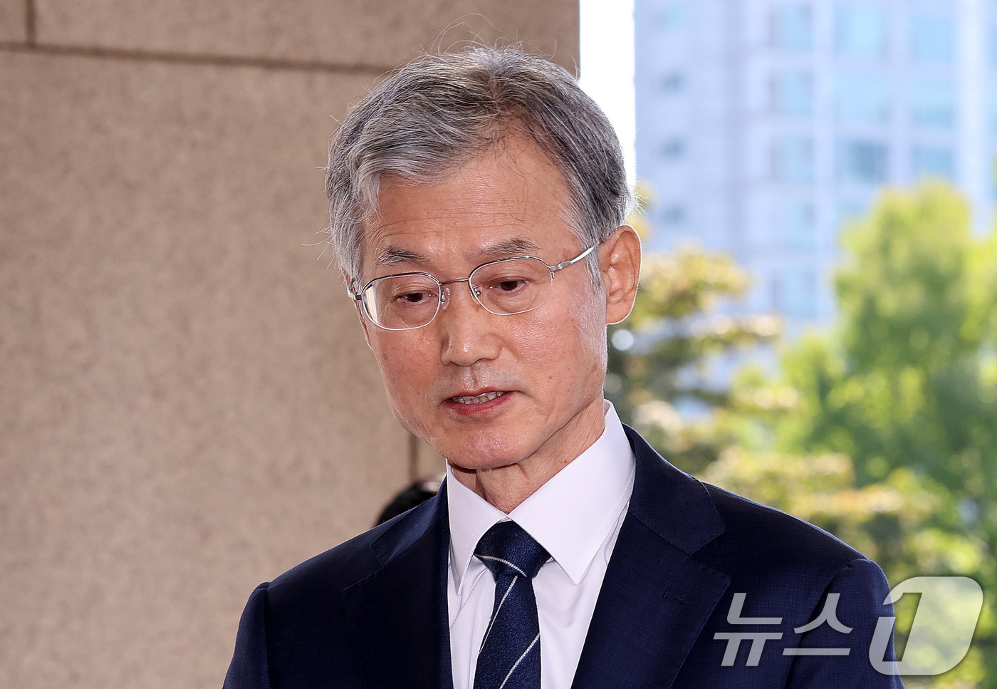 (서울=뉴스1) 박지혜 기자 = 조희대 대법원장이 3일 서울 서초구 대법원 청사로 출근하고 있다.조 대법원장은 지난달 30일 부친상을 당해 2일까지 출근하지 않았다. 2026.9. …