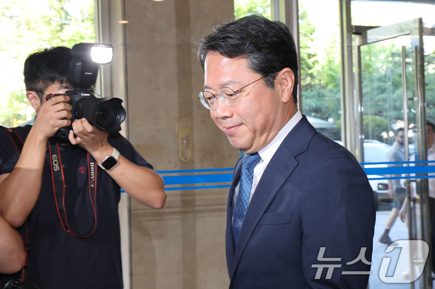 (서울=뉴스1) 이광호 기자 = 김승원 법무부 장관 후보자가 3일 오전 서울 종로구 적선현대빌딩에 마련된 인사청문회 준비사무실로 출근하고 있다. 2026.9.3/뉴스1