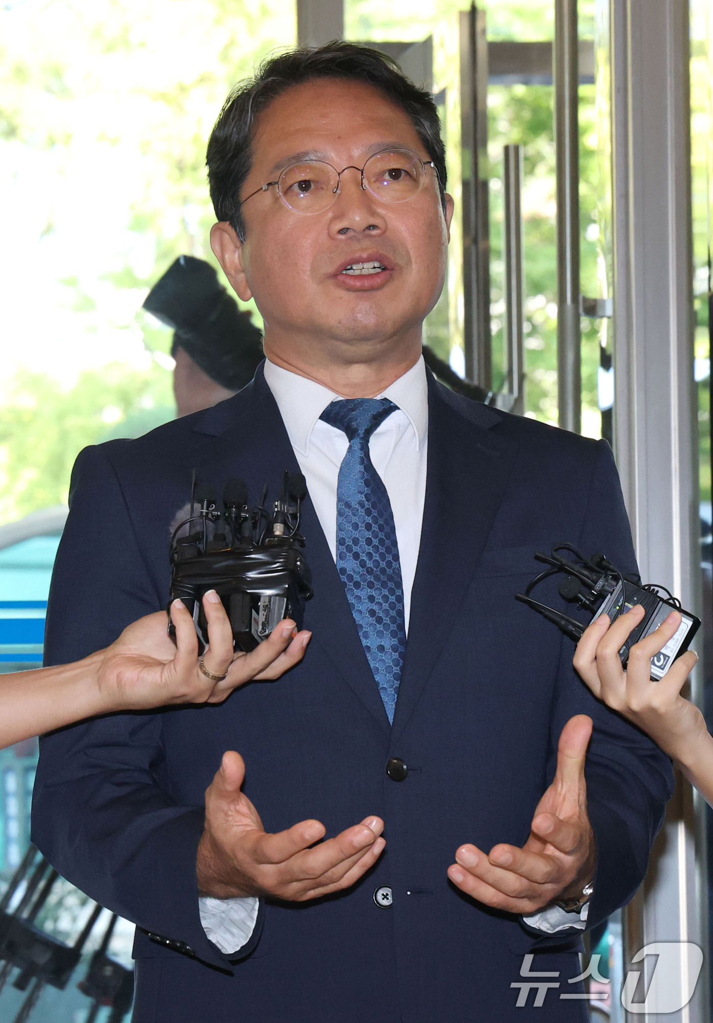 (서울=뉴스1) 이광호 기자 = 김승원 법무부 장관 후보자가 3일 오전 서울 종로구 적선현대빌딩에 마련된 인사청문회 준비사무실로 출근하며 취재진의 질문에 답하고 있다. 2026.9 …