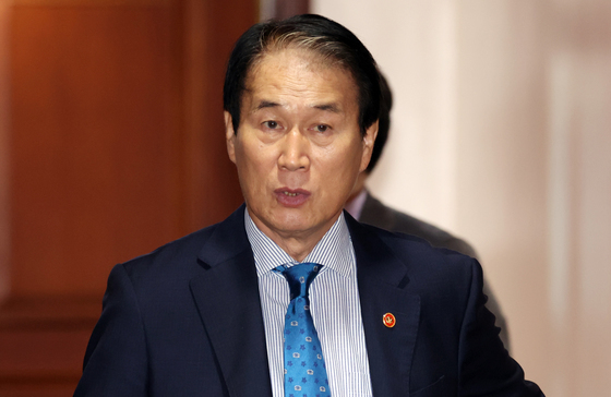국가정책조정회의 참석하는 권오을 장관