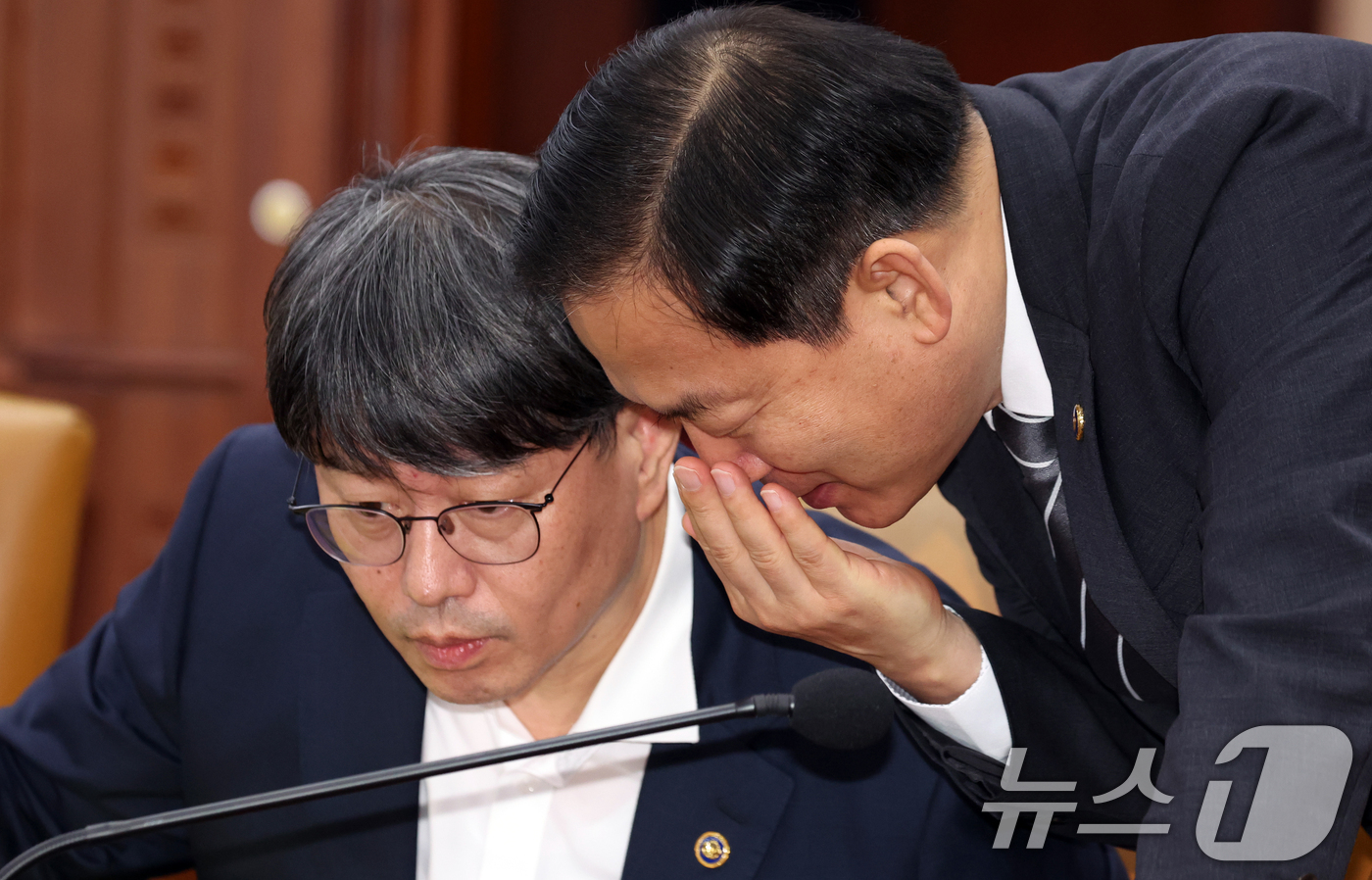 (서울=뉴스1) 김명섭 기자 = 김용수 국무2차장과 이두희 국방부 차관이 3일 오전 서울 종로구 세종대로 정부서울청사에서 열린 국가정책조정회의에서 대화를 하고 있다. 2026.9. …