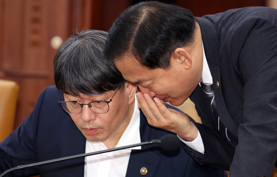 대화하는 김용수 국무2차장과 이두희 국방부 차관
