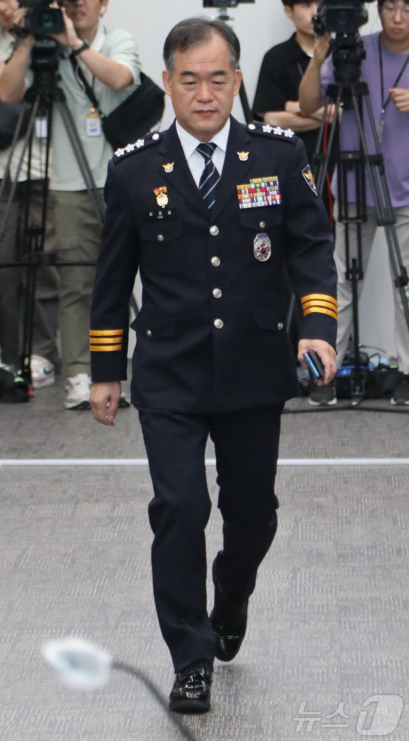 (서울=뉴스1) 윤지오 수습기자 = 김종철 신임 경찰청장 직무대행(경찰청 차장)이 3일 서울 서대문구 경찰청에서 열린 전국 경찰 지휘부 회의에 입장하고 있다. 2026.9.3/뉴스 …