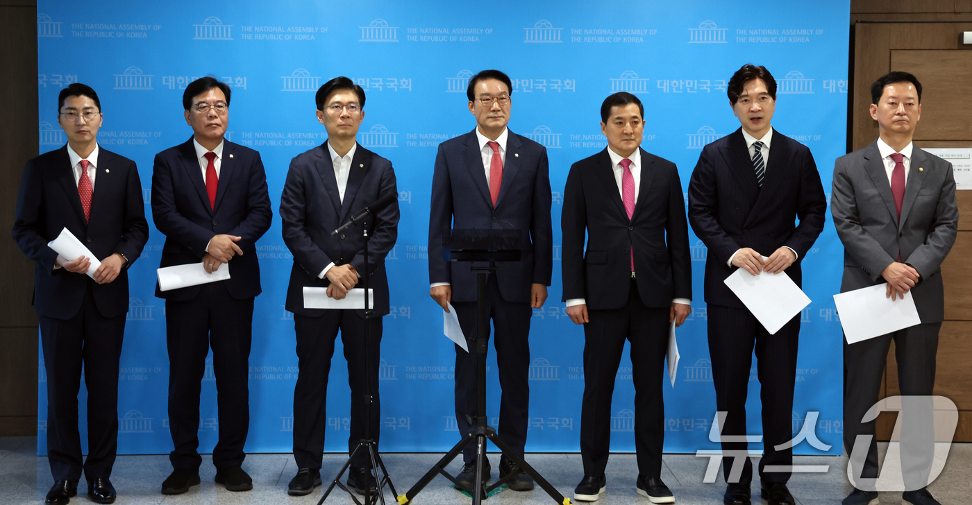 (서울=뉴스1) 황기선 기자 = 서일준 국민의힘 정무위원회 간사 및 의원들이 3일 오전 서울 여의도 국회 소통관에서 '단일종목 레버리지 ETF 도입 관련 국정조사 추진' 기자회견을 …