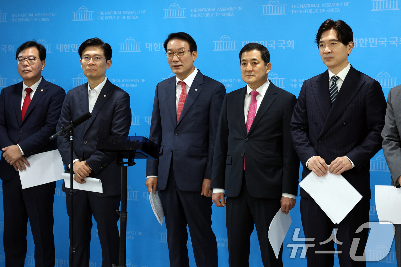 (서울=뉴스1) 황기선 기자 = 서일준 국민의힘 정무위원회 간사 및 의원들이 3일 오전 서울 여의도 국회 소통관에서 '단일종목 레버리지 ETF 도입 관련 국정조사 추진' 기자회견을 …
