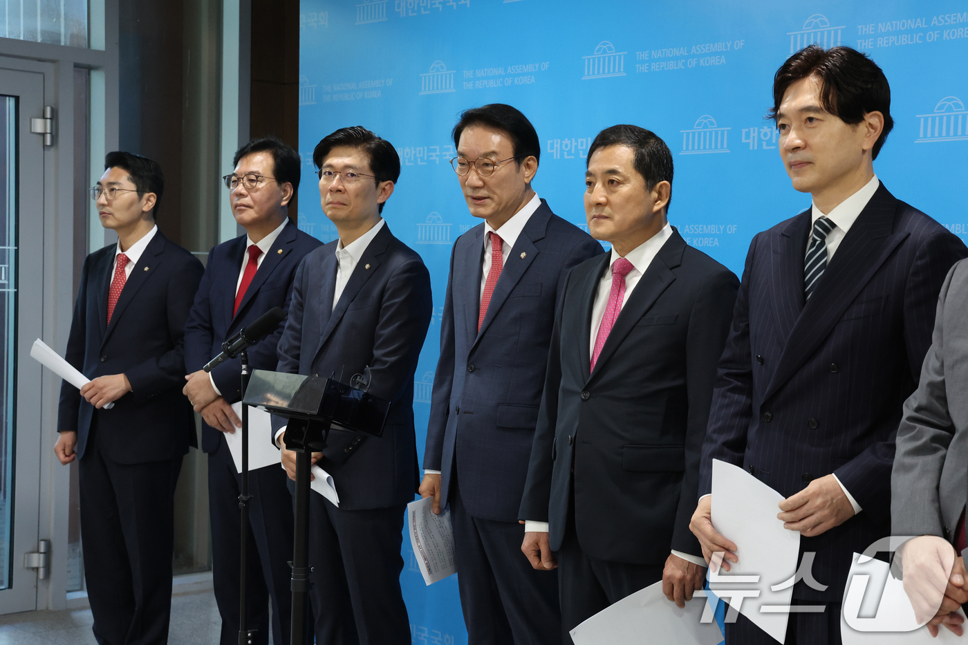 (서울=뉴스1) 황기선 기자 = 서일준 국민의힘 정무위원회 간사 및 의원들이 3일 오전 서울 여의도 국회 소통관에서 '단일종목 레버리지 ETF 도입 관련 국정조사 추진' 기자회견을 …