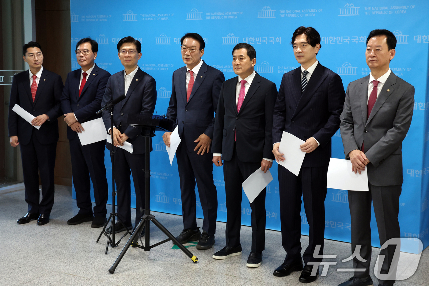 (서울=뉴스1) 황기선 기자 = 서일준 국민의힘 정무위원회 간사 및 의원들이 3일 오전 서울 여의도 국회 소통관에서 '단일종목 레버리지 ETF 도입 관련 국정조사 추진' 기자회견을 …