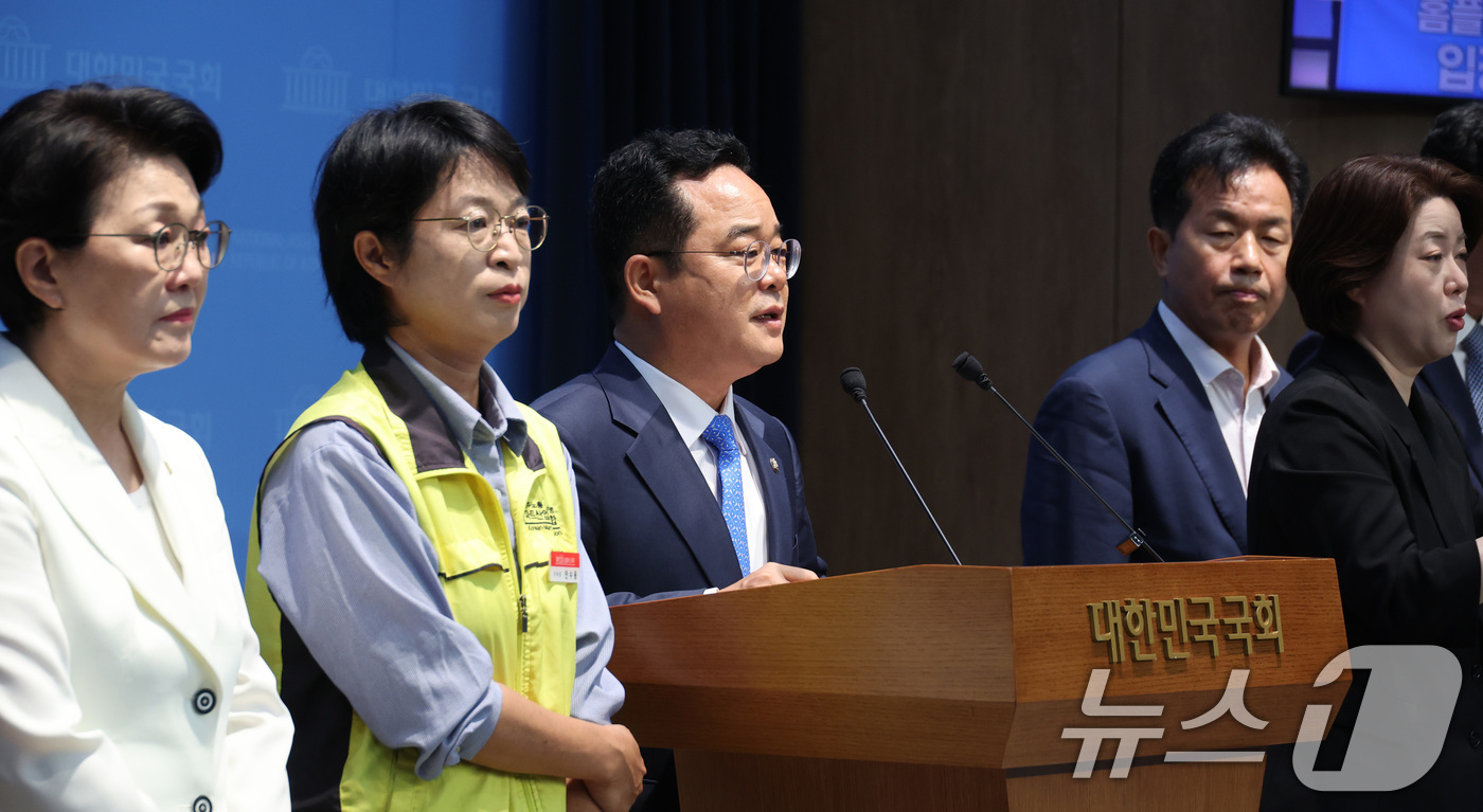 (서울=뉴스1) 신웅수 기자 = 민병덕 더불어민주당 을지로위원장이 3일 서울 여의도 국회 소통관에서 홈플러스 회생계획안 인가 입장 발표 기자회견을 하고 있다. 2026.9.3/뉴스 …