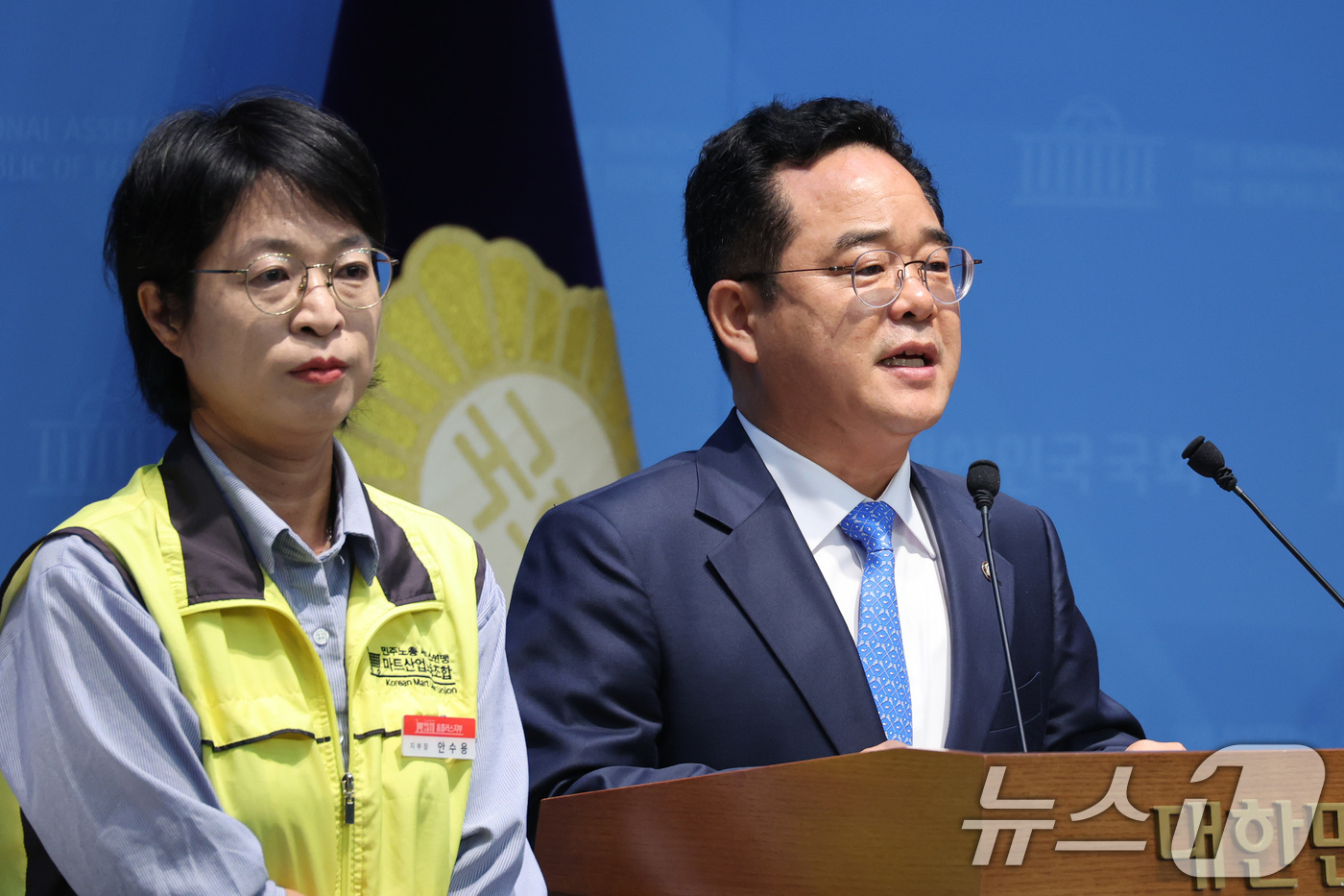 (서울=뉴스1) 신웅수 기자 = 민병덕 더불어민주당 을지로위원장이 3일 서울 여의도 국회 소통관에서 홈플러스 회생계획안 인가 입장 발표 기자회견을 하고 있다. 2026.9.3/뉴스 …