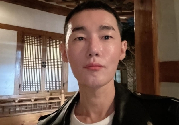 이 대통령 사진 올린 허지웅 "지지자의 퇴로를 틀어막고 있다는 기분"