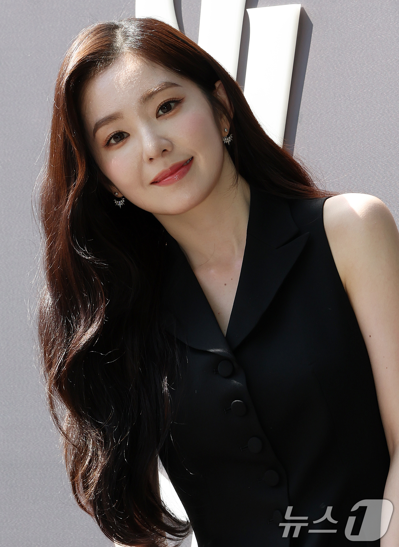 (서울=뉴스1) 김진환 기자 = 레드벨벳 아이린이 3일 서울 성동구 입생로랑 뷰티 성수 부띠크에서 열린 입생로랑 뷰티 성수 부띠크 오프닝 셀럽 포토콜에 참석해 포즈를 취하고 있다. …