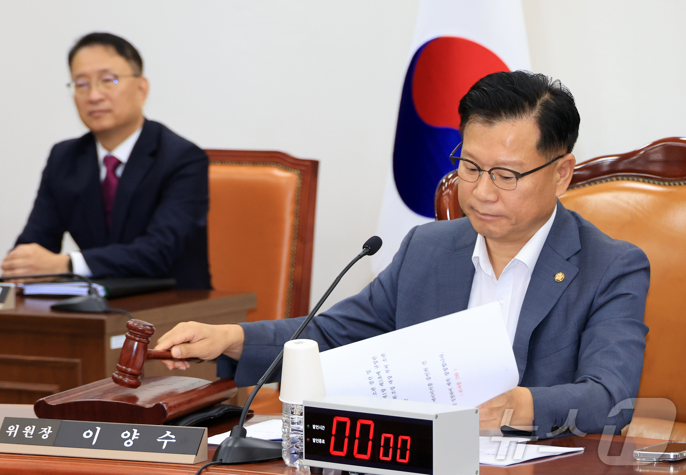 (서울=뉴스1) 국회사진기자단 = 이양수 국회 정보위원회 위원장이 3일 서울 여의도 국회에서 열린 정보위원회 전체회의에서 의사봉을 두드리고 있다. 2026.9.3/뉴스1