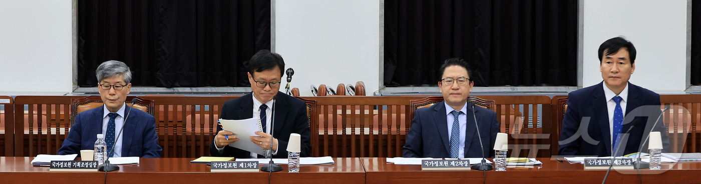(서울=뉴스1) 국회사진기자단 = 김희수 국가정보원 기획조정실장(왼쪽)이 3일 서울 여의도 국회에서 열린 정보위원회 전체회의에 자리하고 있다.이날 이종석 국정원장은 회의에 불참했다 …