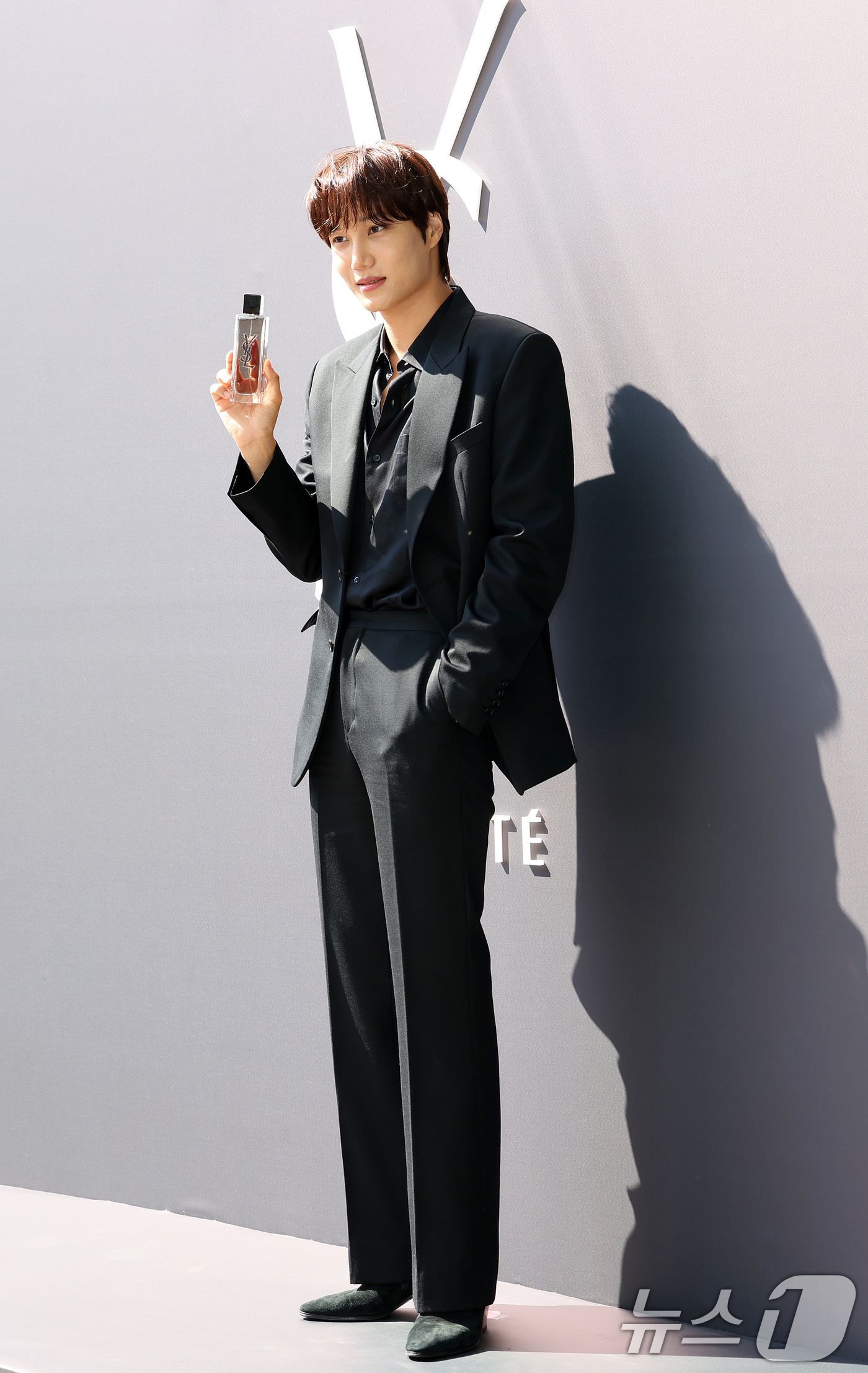 (서울=뉴스1) 김진환 기자 = 엑소(EXO) 카이가 3일 서울 성동구 입생로랑 뷰티 성수 부띠크에서 열린 입생로랑 뷰티 성수 부띠크 오프닝 셀럽 포토콜에 참석해 포즈를 취하고 있 …
