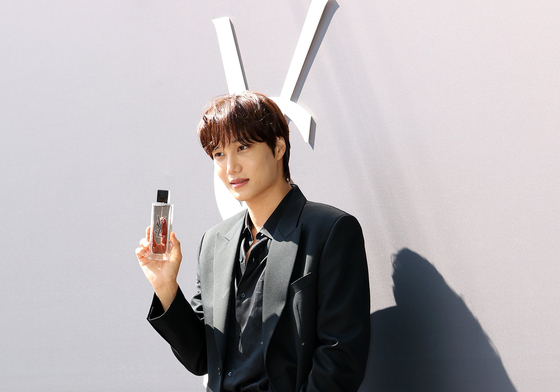 포즈 취하는 엑소 카이