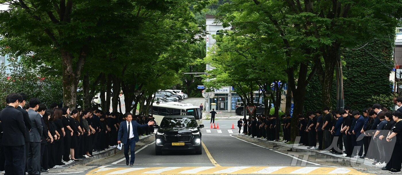 본문 이미지 - 故 이남철 경북 고령군수 운구차가 3일 오전 고령군청으로 들어오고 있다. '고령군장(郡葬)'으로 엄수된 영결식에는 1000여명의 군민이 참석해 고인의 마지막 길을 배웅했다. 2026.9.3(고령군 제공. 재판매 및 DB금지) ⓒ 뉴스1 정우용 기자