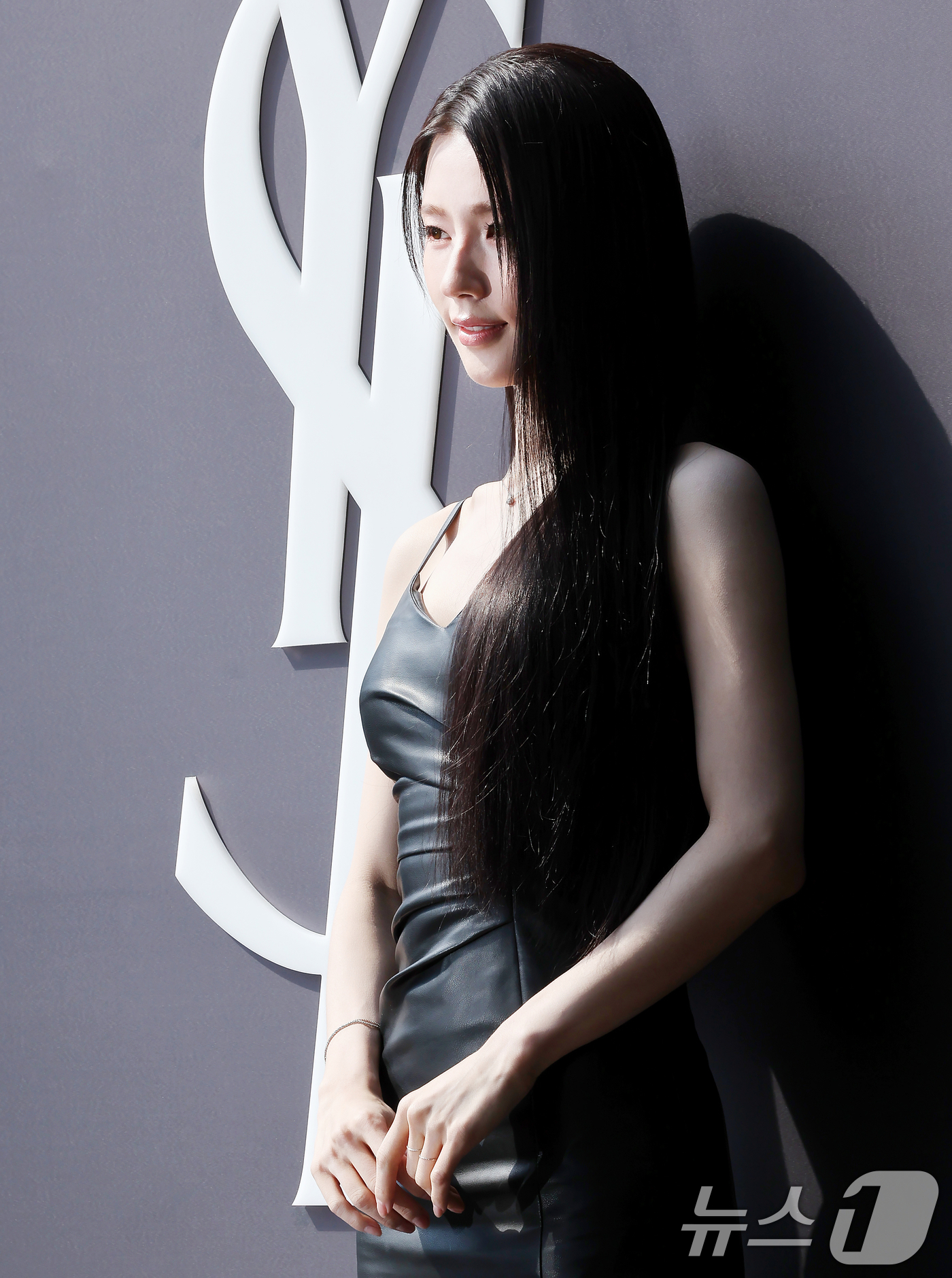 (서울=뉴스1) 김진환 기자 = 아이들 미연이 3일 서울 성동구 입생로랑 뷰티 성수 부띠크에서 열린 입생로랑 뷰티 성수 부띠크 오프닝 셀럽 포토콜에 참석해 포즈를 취하고 있다. 2 …