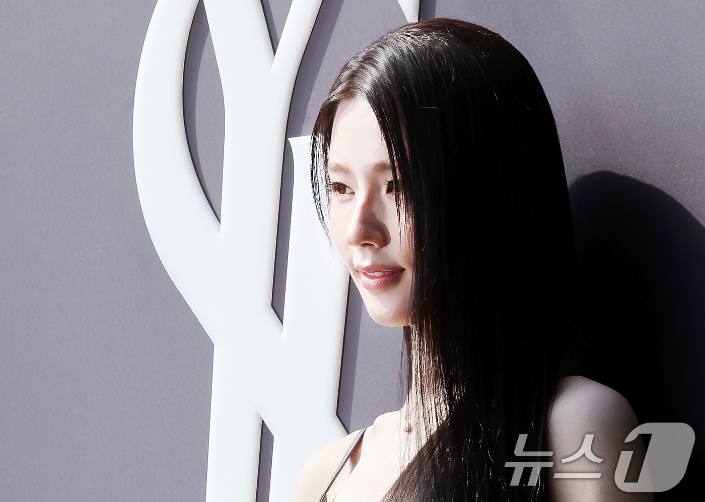 (서울=뉴스1) 김진환 기자 = 아이들 미연이 3일 서울 성동구 입생로랑 뷰티 성수 부띠크에서 열린 입생로랑 뷰티 성수 부띠크 오프닝 셀럽 포토콜에 참석해 포즈를 취하고 있다. 2 …