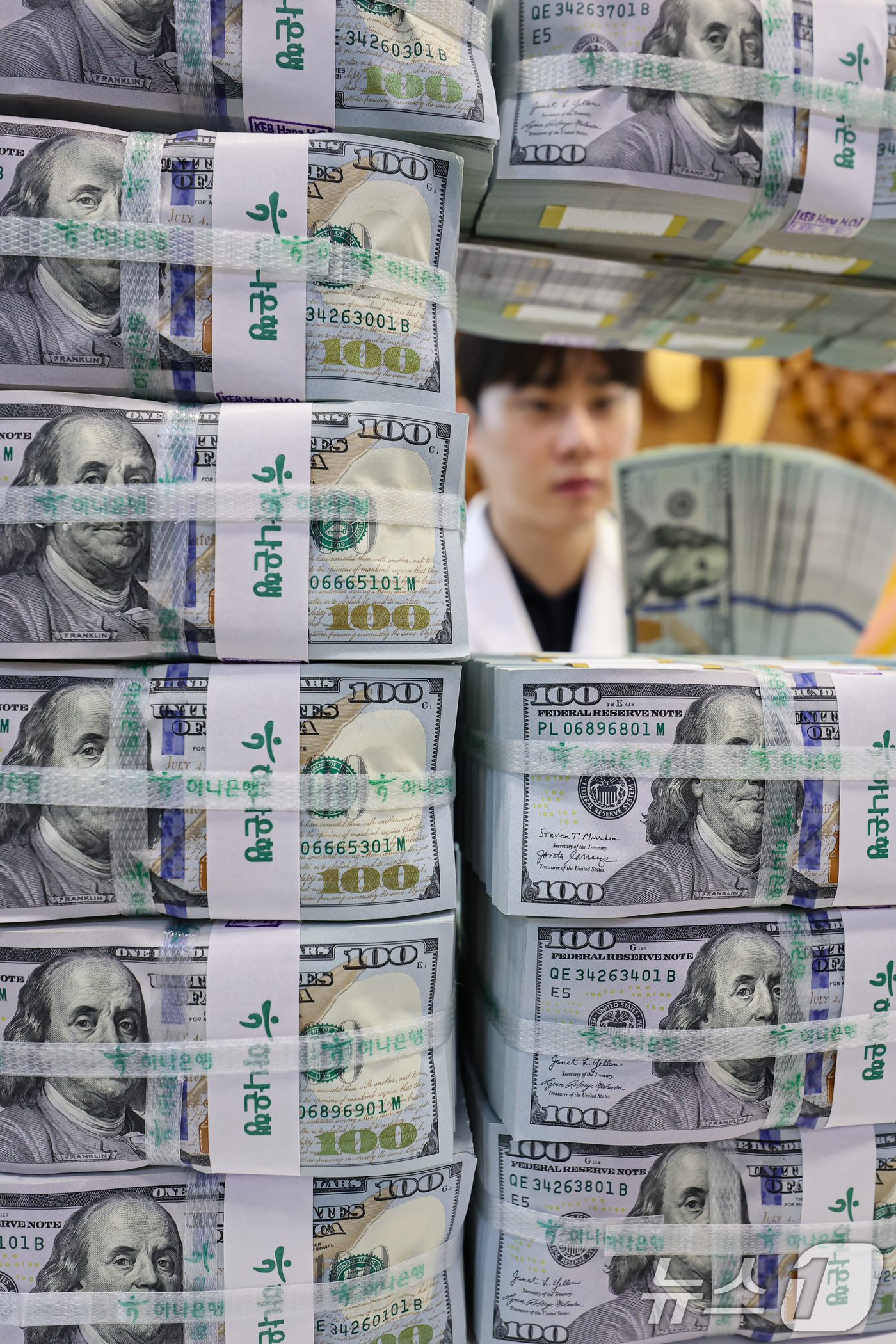 (서울=뉴스1) 김도우 기자 = 수출 등 경상거래로 기업에 유입된 외화가 크게 늘면서 우리나라 외환보유액이 역대 최대 폭으로 증가했다.한국은행이 3일 발표한 '2026년 8월 말 …