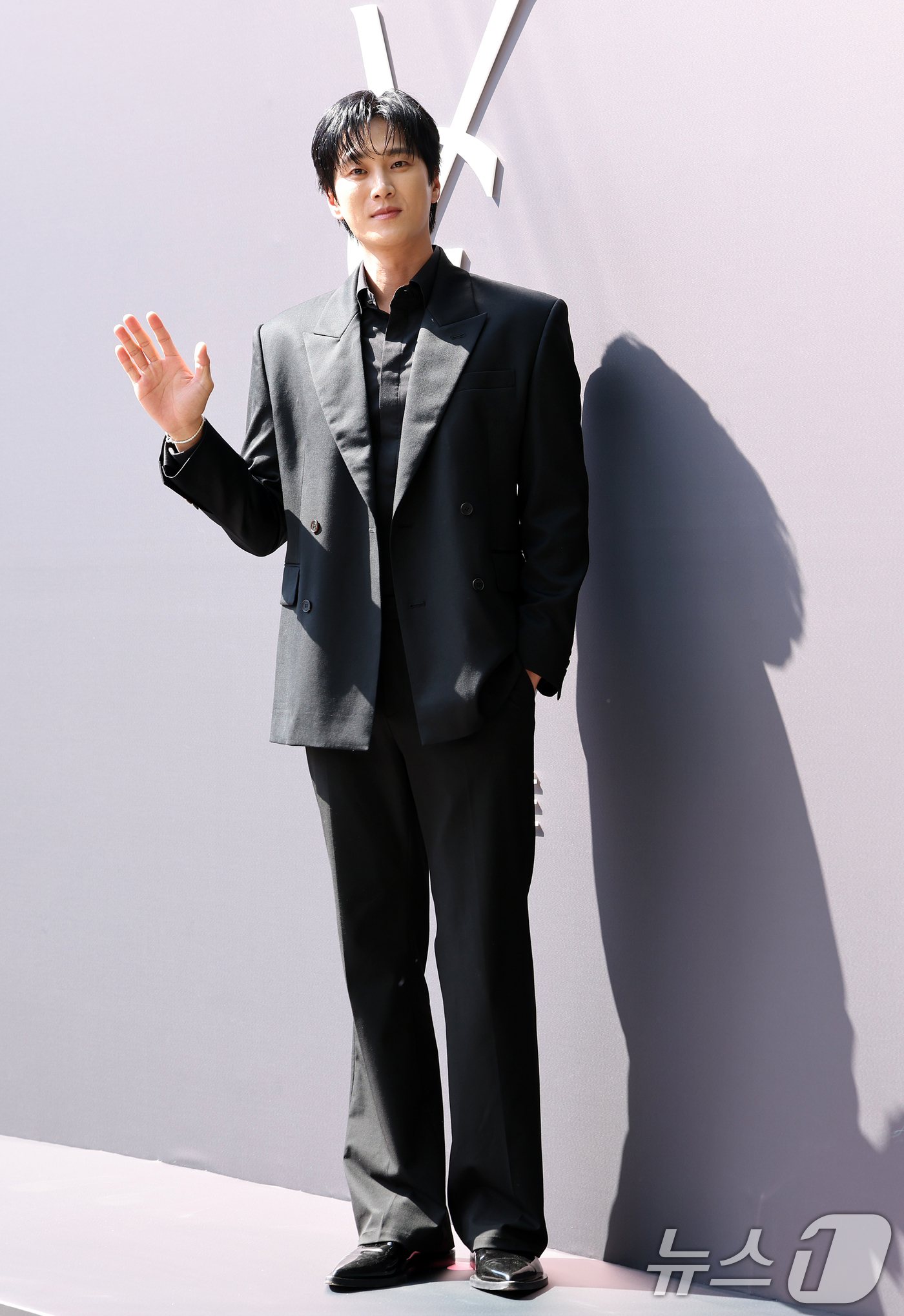 (서울=뉴스1) 김진환 기자 = 배우 안보현이 3일 서울 성동구 입생로랑 뷰티 성수 부띠크에서 열린 입생로랑 뷰티 성수 부띠크 오프닝 셀럽 포토콜에 참석해 포즈를 취하고 있다. 2 …