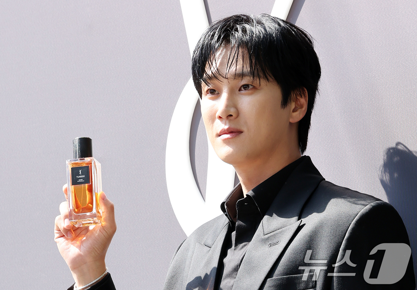 (서울=뉴스1) 김진환 기자 = 배우 안보현이 3일 서울 성동구 입생로랑 뷰티 성수 부띠크에서 열린 입생로랑 뷰티 성수 부띠크 오프닝 셀럽 포토콜에 참석해 포즈를 취하고 있다. 2 …