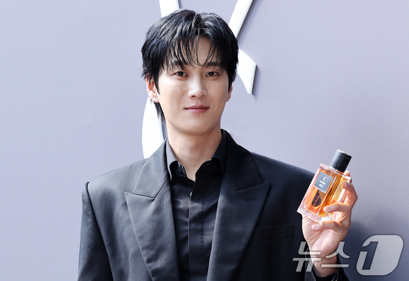 (서울=뉴스1) 김진환 기자 = 배우 안보현이 3일 서울 성동구 입생로랑 뷰티 성수 부띠크에서 열린 입생로랑 뷰티 성수 부띠크 오프닝 셀럽 포토콜에 참석해 포즈를 취하고 있다. 2 …