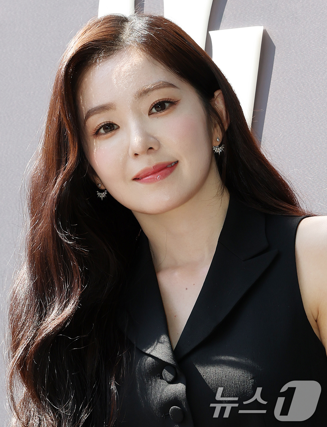 (서울=뉴스1) 김진환 기자 = 레드벨벳 아이린이 3일 서울 성동구 입생로랑 뷰티 성수 부띠크에서 열린 입생로랑 뷰티 성수 부띠크 오프닝 셀럽 포토콜에 참석해 포즈를 취하고 있다. …