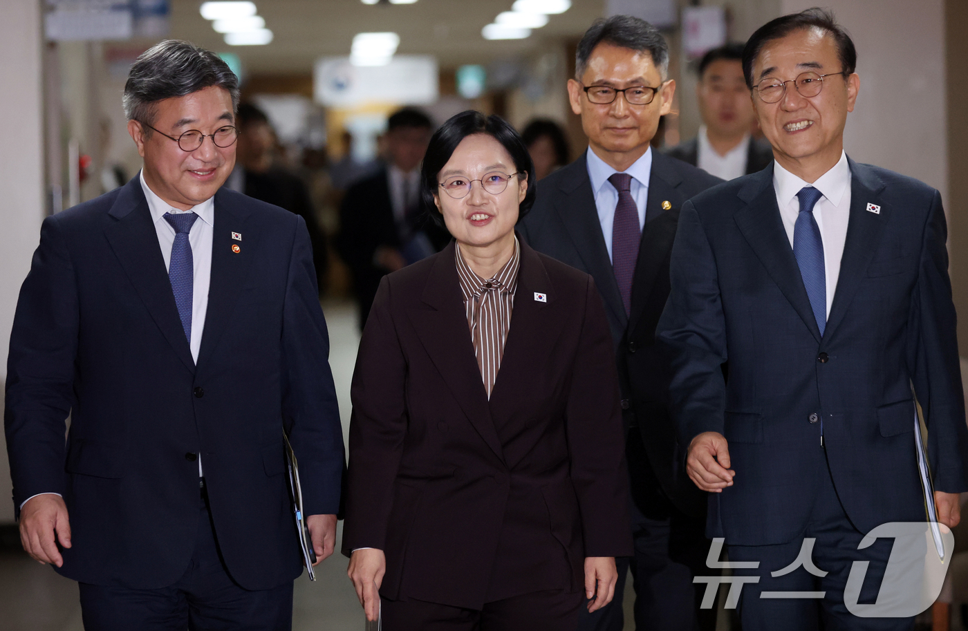 (서울=뉴스1) 김명섭 기자 = 한성숙 국무총리가 3일 오전 서울 종로구 세종대로 정부서울청사에서 행정·공공기관 이전 관련 기자회견을 하기 위해 이동하고 있다. 왼쪽부터 윤호중 행 …