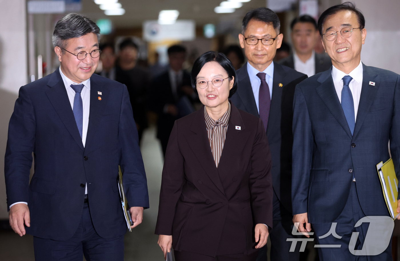(서울=뉴스1) 김명섭 기자 = 한성숙 국무총리가 3일 오전 서울 종로구 세종대로 정부서울청사에서 행정·공공기관 이전 및 공공기관 기능 개혁 관련 기자회견을 하기 위해 이동하고 있 …