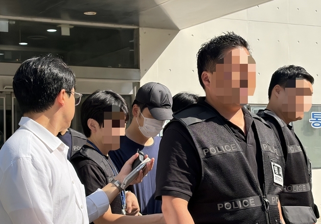 이혼소송 아내 살해한 공무원…"딸도 보고 있었는데" 질문에 묵묵부답
