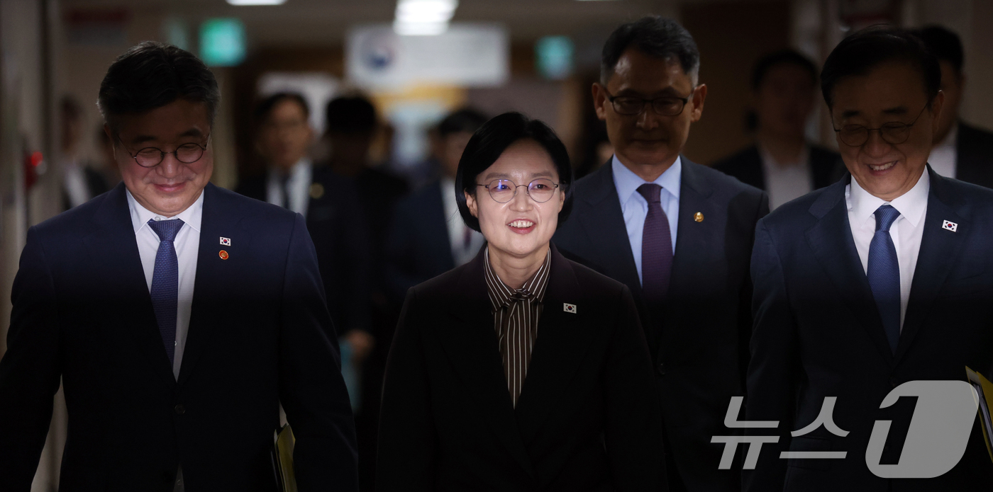 (서울=뉴스1) 김명섭 기자 = 한성숙 국무총리가 3일 오전 서울 종로구 세종대로 정부서울청사에서 행정·공공기관 이전 및 공공기관 기능 개혁 관련 기자회견을 하기 위해 이동하고 있 …