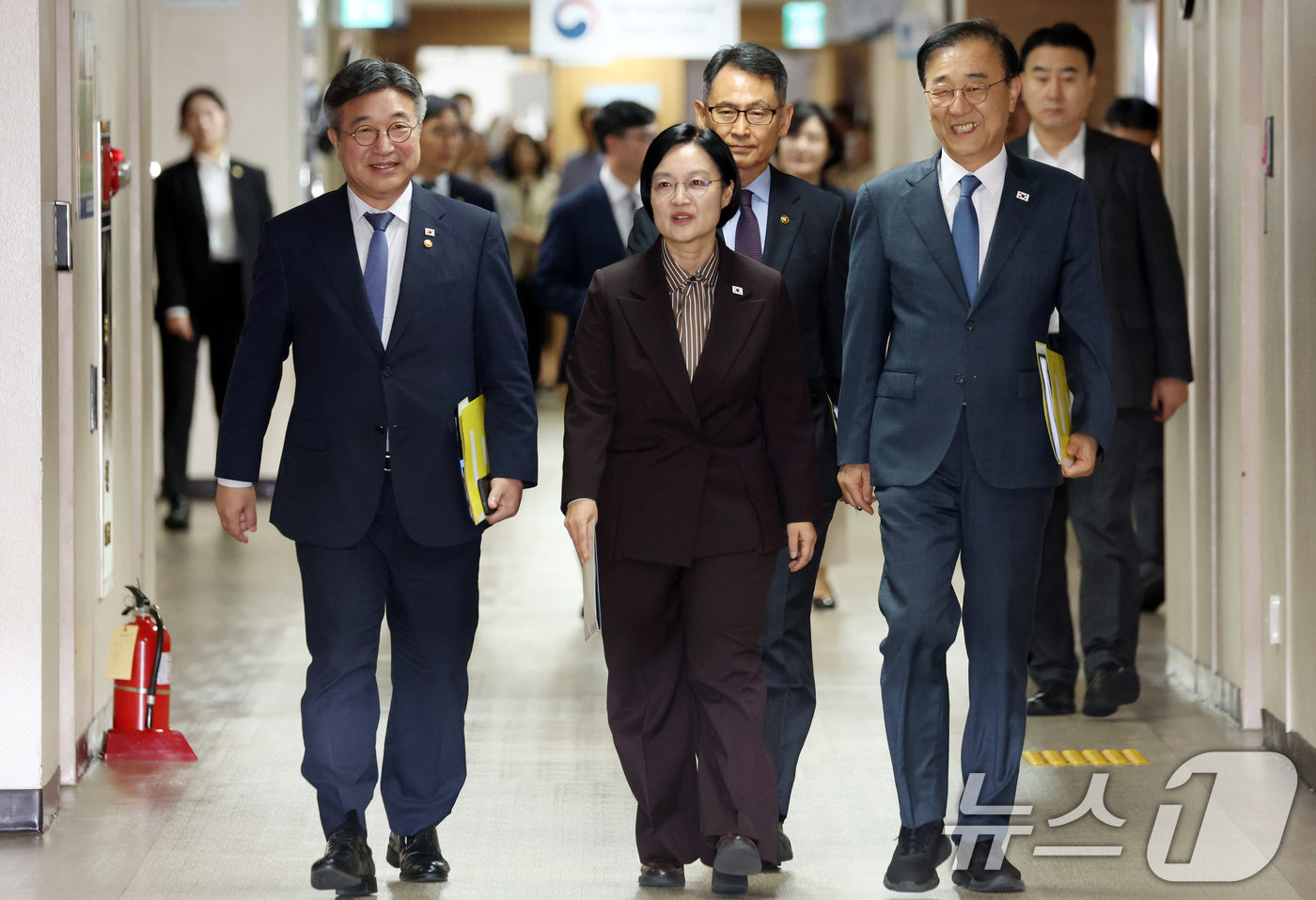 (서울=뉴스1) 김명섭 기자 = 한성숙 국무총리가 3일 오전 서울 종로구 세종대로 정부서울청사에서 행정·공공기관 이전 및 공공기관 기능 개혁 관련 기자회견을 하기 위해 이동하고 있 …
