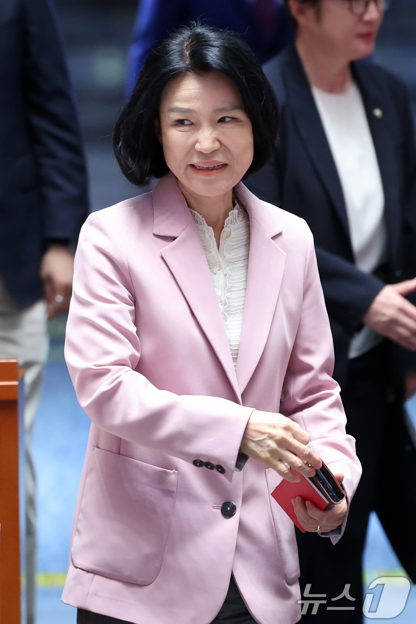 (서울=뉴스1) 황기선 기자 = 이진숙 국민의힘 의원이 3일 오전 서울 여의도 국회에서 열린 정책 의원총회에 참석하고 있다.  2026.9.3/뉴스1