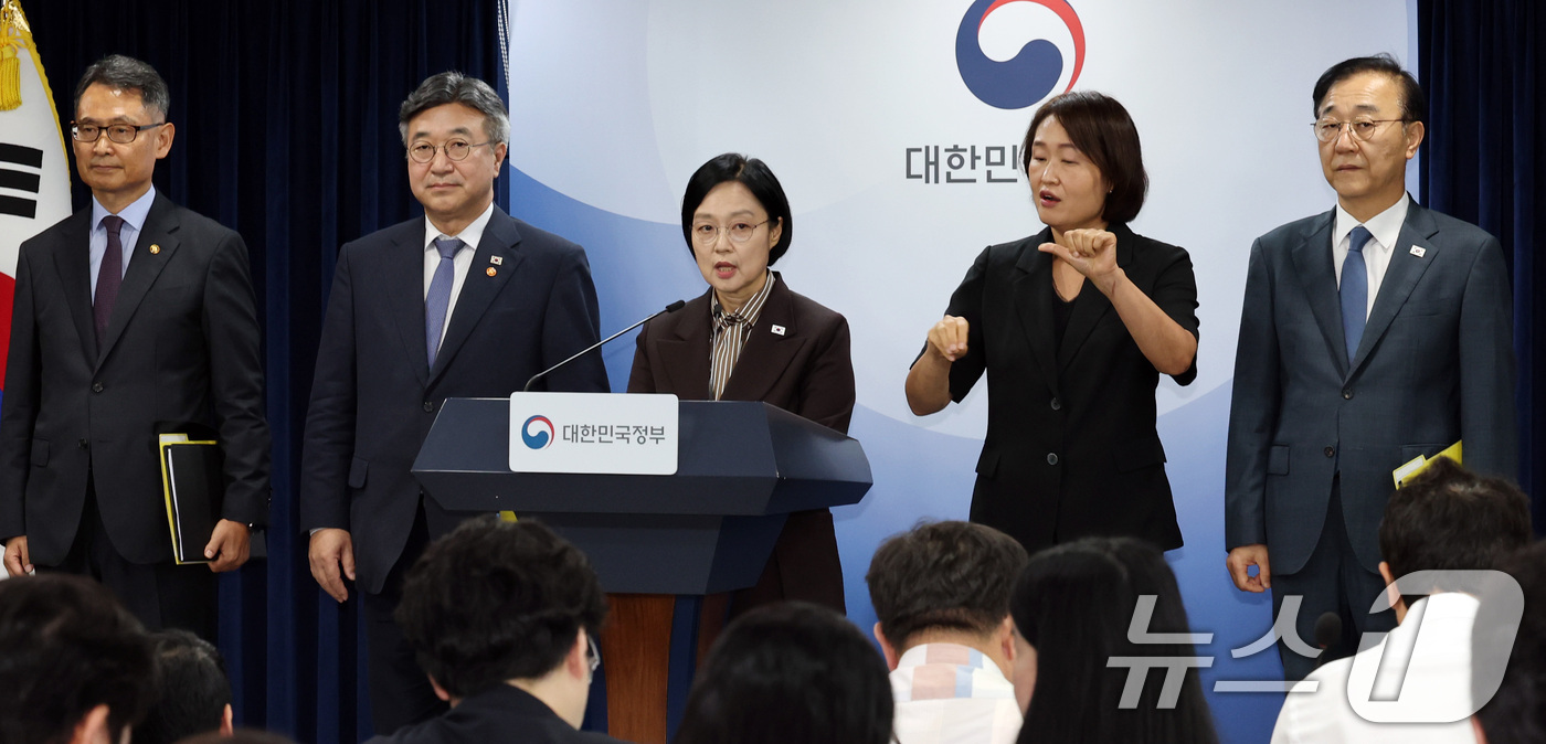 (서울=뉴스1) 이종덕 기자 = 한성숙 국무총리가 3일 서울 종로구 정부서울청사에서 행정·공공기관 이전 관련 기자회견을 하고 있다. 윤호중 행안부장관, 김윤덕 국토부장관, 허장 재 …