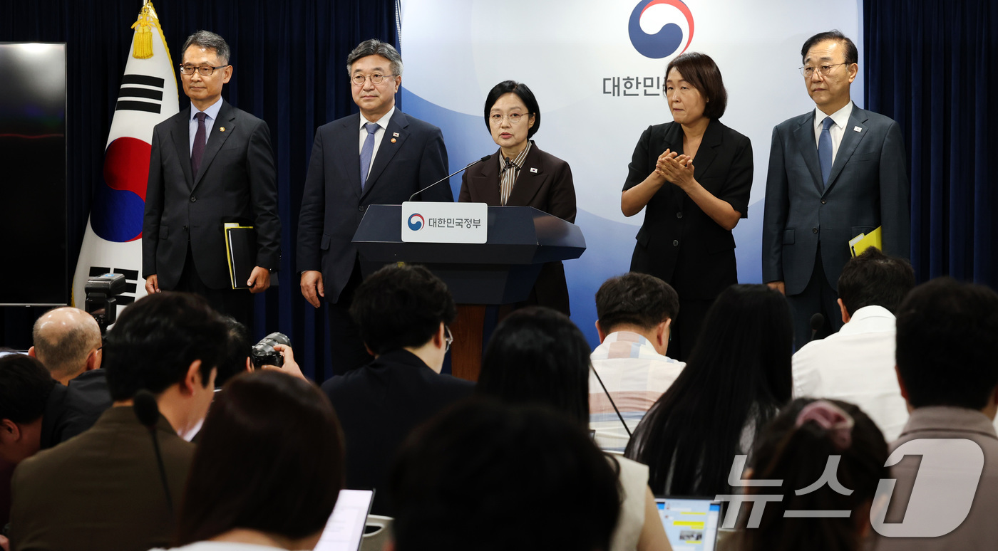 (서울=뉴스1) 이종덕 기자 = 한성숙 국무총리가 3일 서울 종로구 정부서울청사에서 행정·공공기관 이전 관련 기자회견을 하고 있다. 윤호중 행안부장관, 김윤덕 국토부장관, 허장 재 …