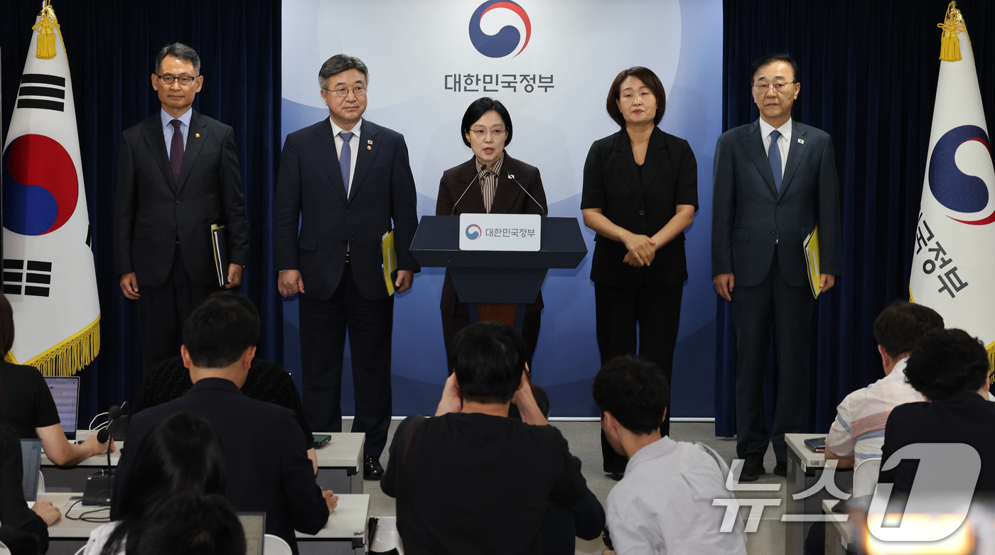 (서울=뉴스1) 이종덕 기자 = 한성숙 국무총리가 3일 서울 종로구 정부서울청사에서 행정·공공기관 이전 관련 기자회견을 하고 있다. 윤호중 행안부장관, 김윤덕 국토부장관, 허장 재 …