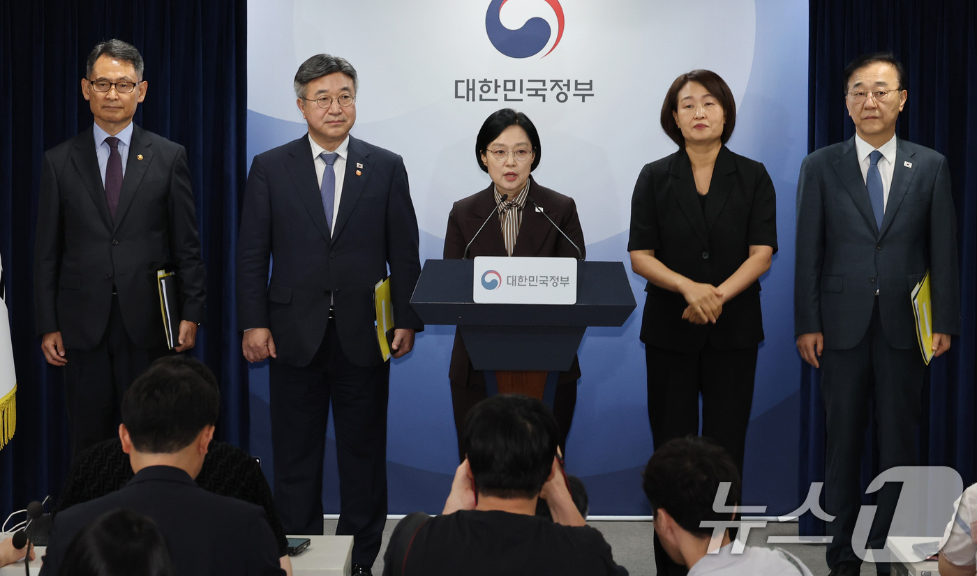 (서울=뉴스1) 이종덕 기자 = 한성숙 국무총리가 3일 서울 종로구 정부서울청사에서 행정·공공기관 이전 관련 기자회견을 하고 있다. 윤호중 행안부장관, 김윤덕 국토부장관, 허장 재 …