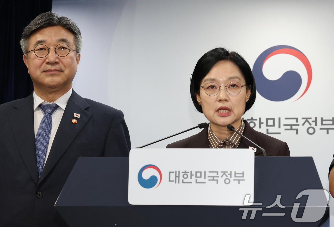 (서울=뉴스1) 이종덕 기자 = 한성숙 국무총리가 3일 서울 종로구 정부서울청사에서 행정·공공기관 이전 관련 기자회견을 하고 있다. 윤호중 행안부장관, 김윤덕 국토부장관, 허장 재 …