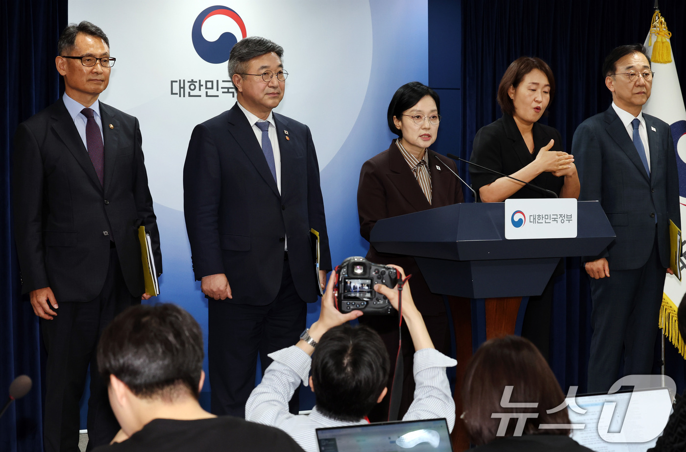 (서울=뉴스1) 이종덕 기자 = 한성숙 국무총리가 3일 서울 종로구 정부서울청사에서 행정·공공기관 이전 관련 기자회견을 하고 있다. 윤호중 행안부장관, 김윤덕 국토부장관, 허장 재 …