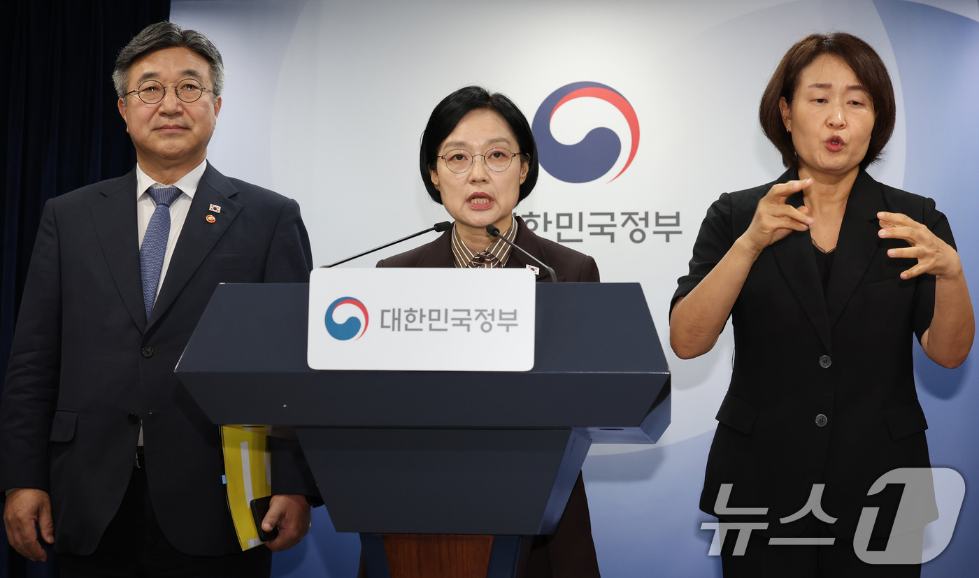 (서울=뉴스1) 이종덕 기자 = 한성숙 국무총리가 3일 서울 종로구 정부서울청사에서 행정·공공기관 이전 관련 기자회견을 하고 있다. 윤호중 행안부장관, 김윤덕 국토부장관, 허장 재 …