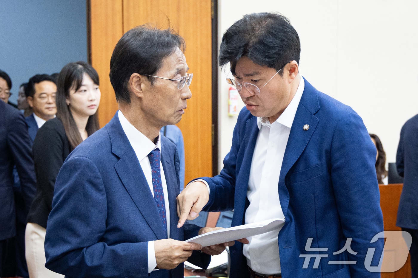 (서울=뉴스1) 유승관 기자 = 유동수 국회 정무위원장과 박상혁 더불어민주당 간사가 3일 서울 여의도 국회에서 열린 제439회 국회(정기회) 정무위원회 제1차 전체회의에서 대화하고 …